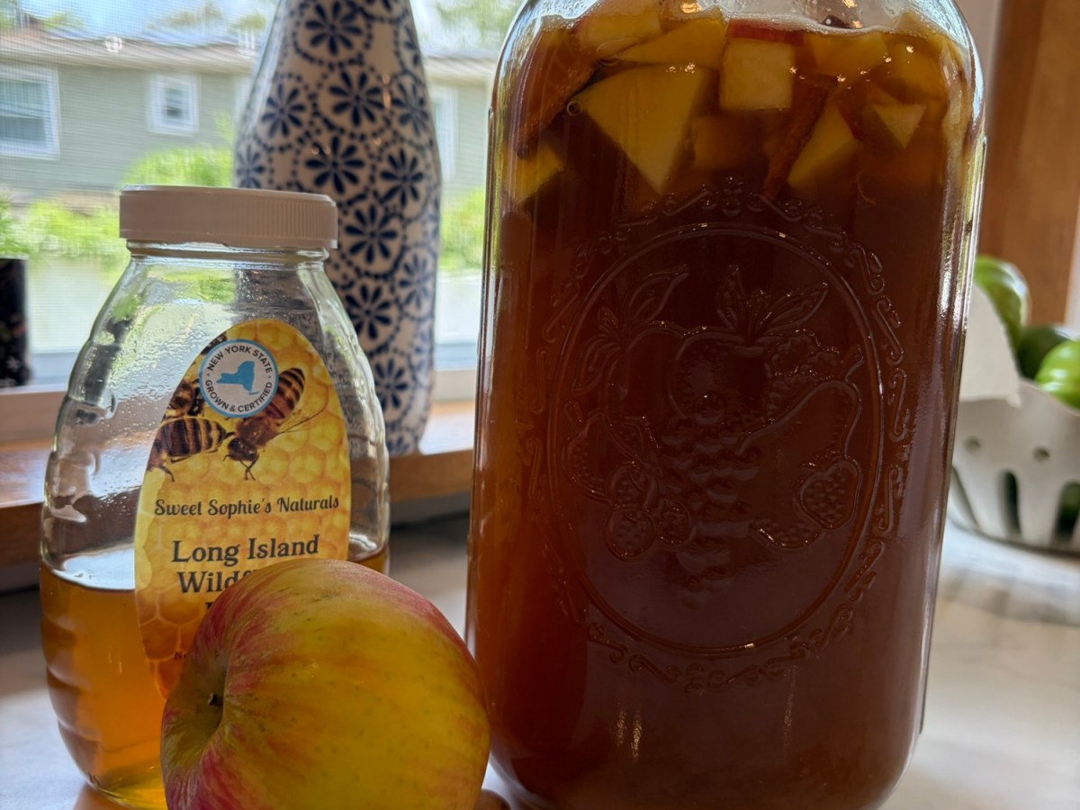 Apple Cider–Inspired Homemade&nbsp;Kombucha
